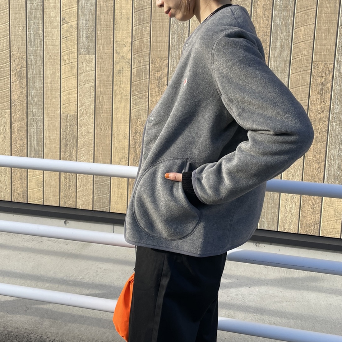 DANTON [ダントン] ノーカラーフリースジャケット [JD-8911] DK.GREY &&モデル身長：158cm 着用サイズ：34&&