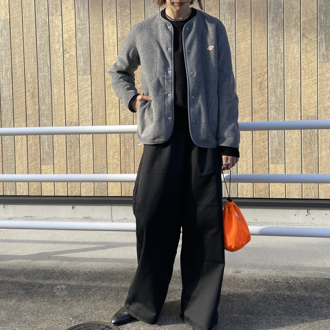 DANTON [ダントン] ノーカラーフリースジャケット [JD-8911] DK.GREY &&モデル身長：158cm 着用サイズ：34&&