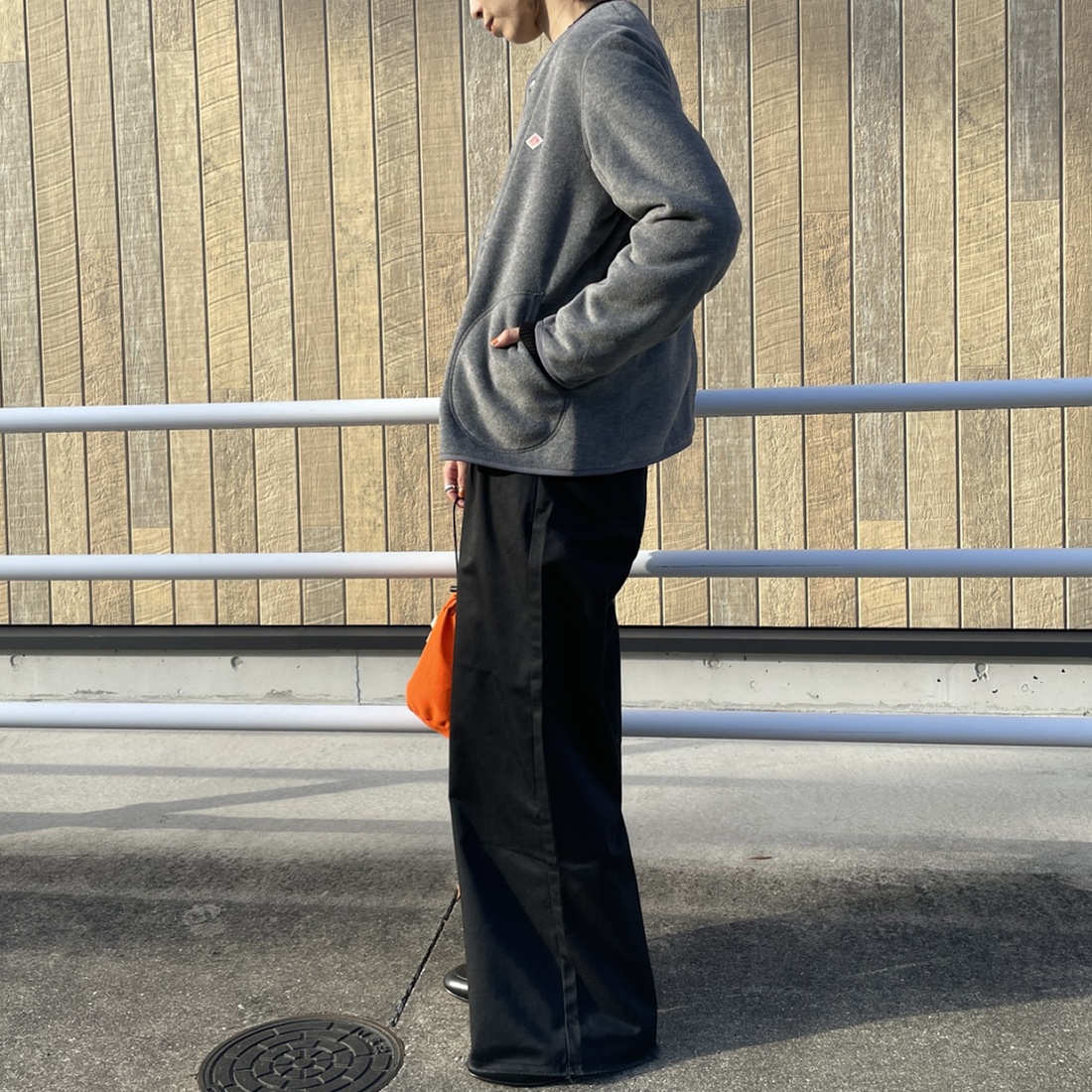 DANTON [ダントン] ノーカラーフリースジャケット [JD-8911] DK.GREY &&モデル身長：158cm 着用サイズ：34&&