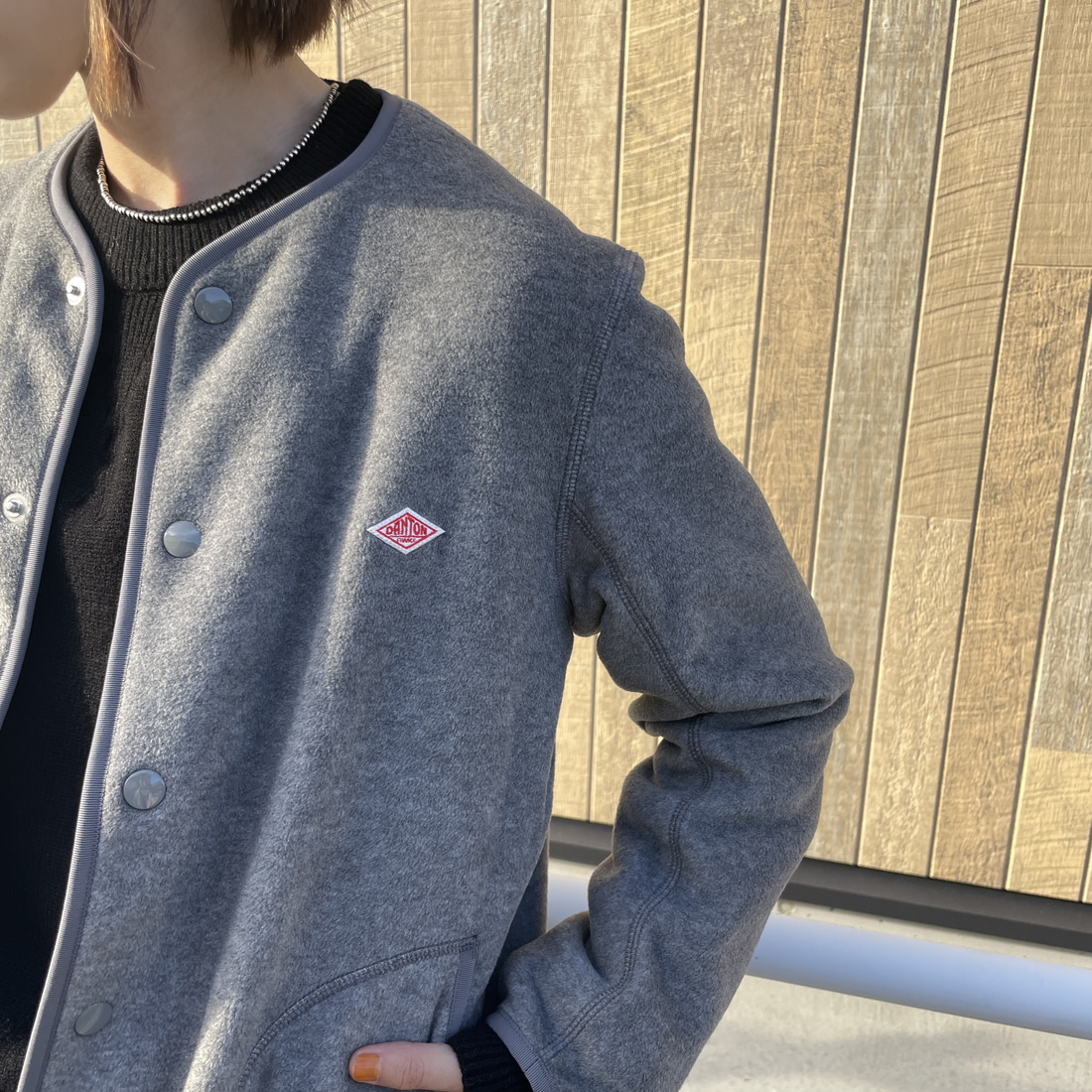 DANTON [ダントン] ノーカラーフリースジャケット [JD-8911] DK.GREY &&モデル身長：158cm 着用サイズ：34&&