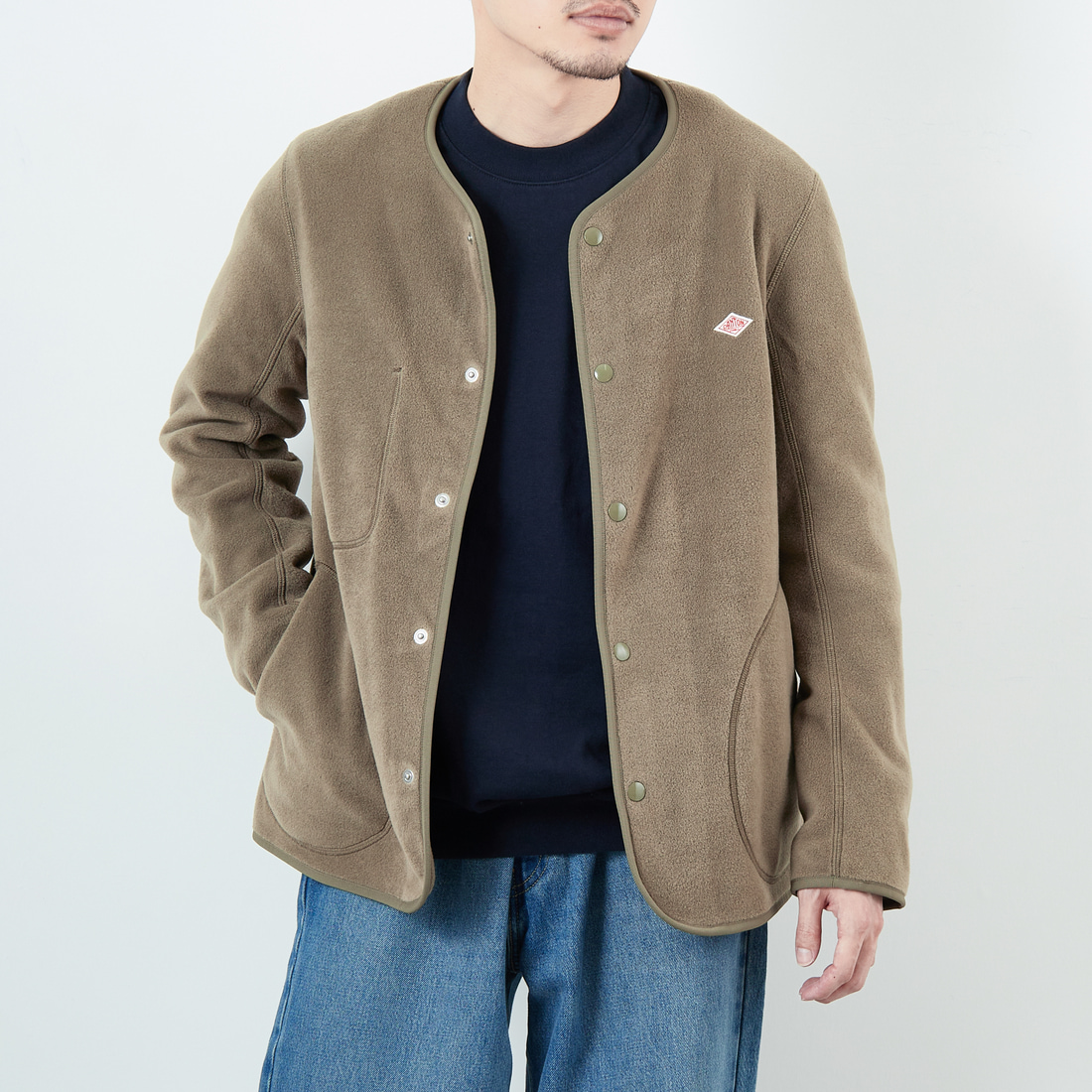 DANTON [ダントン] ノーカラーフリースカーディガン [JD-8939] KHAKI &&モデル身長：168cm 着用サイズ：40&&