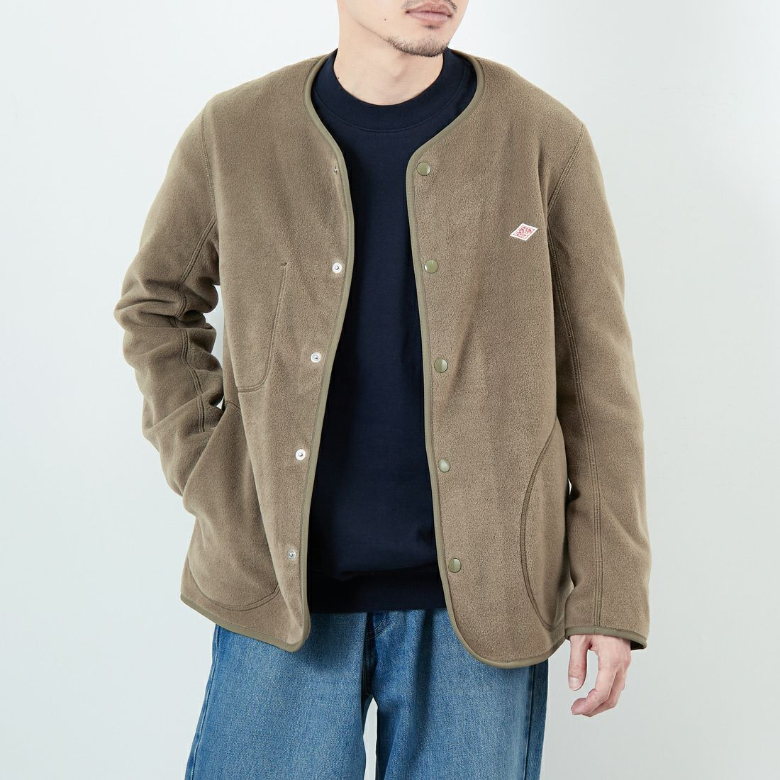 DANTON [ダントン] ノーカラーフリースカーディガン [JD-8939] KHAKI &&モデル身長：168cm 着用サイズ：40&&