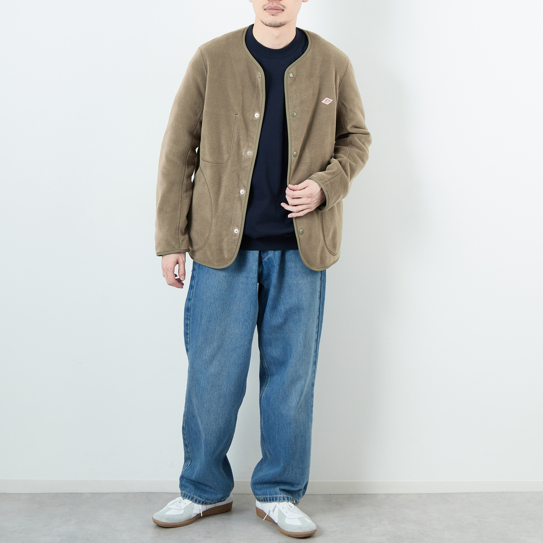 DANTON [ダントン] ノーカラーフリースカーディガン [JD-8939] KHAKI &&モデル身長：168cm 着用サイズ：40&&