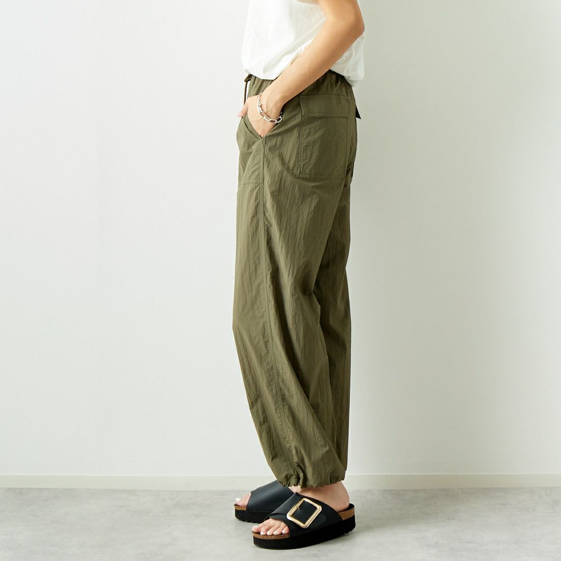 MICA&DEAL [マイカアンドディール] パラシュートパンツ [0124303186] KHAKI &&モデル身長：167cm 着用サイズ：F&&