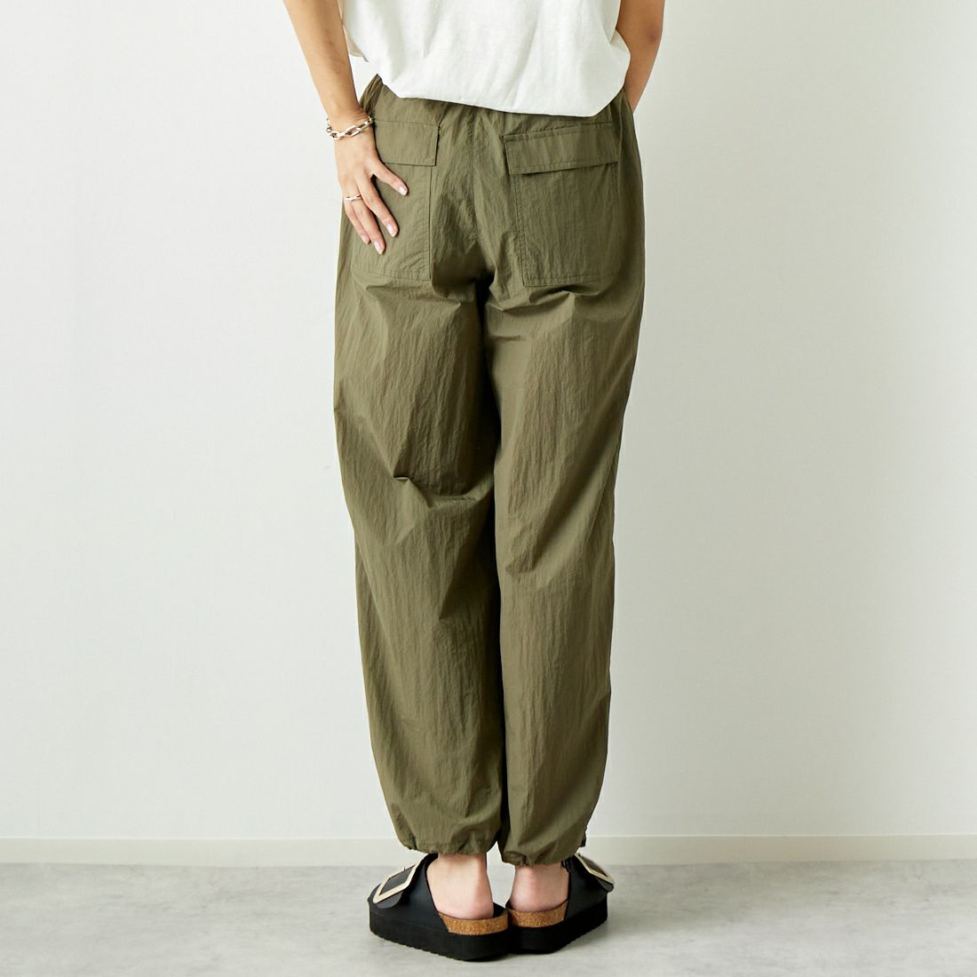 MICA&DEAL [マイカアンドディール] パラシュートパンツ [0124303186] KHAKI &&モデル身長：167cm 着用サイズ：F&&