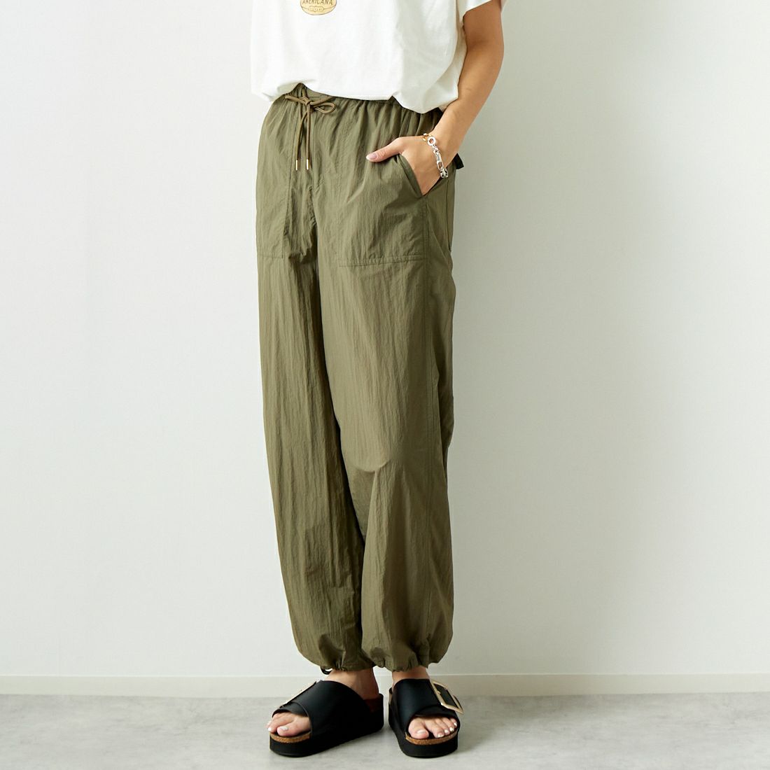 MICA&DEAL [マイカアンドディール] パラシュートパンツ [0124303186] KHAKI &&モデル身長：167cm 着用サイズ：F&&