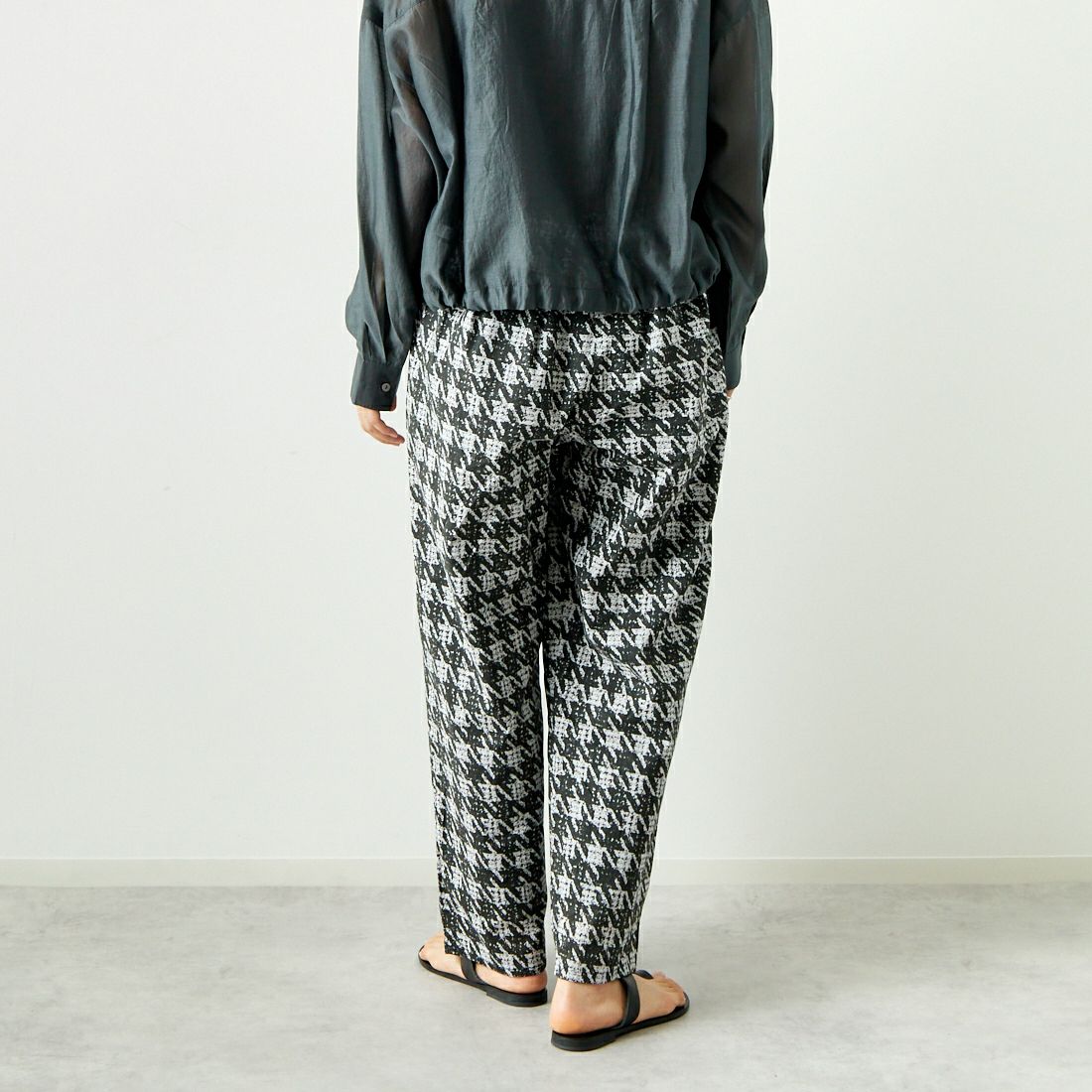 mizuiro ind [ミズイロインド] 千鳥プリントイージーパンツ [3-260042] 91 GRY/BLK &&モデル身長：160cm 着用サイズ：F&&