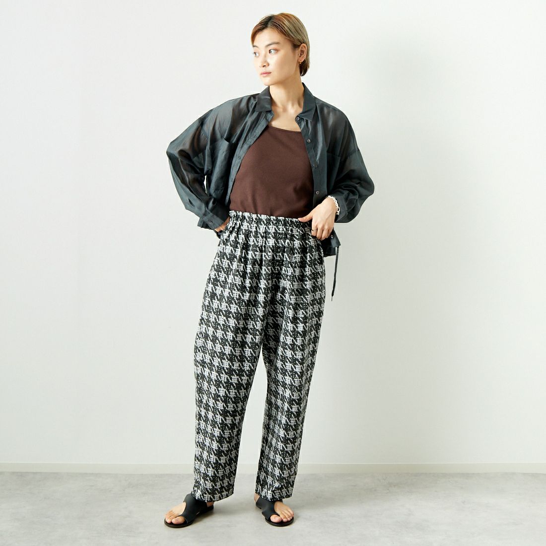 mizuiro ind [ミズイロインド] 千鳥プリントイージーパンツ [3-260042] 91 GRY/BLK &&モデル身長：160cm 着用サイズ：F&&