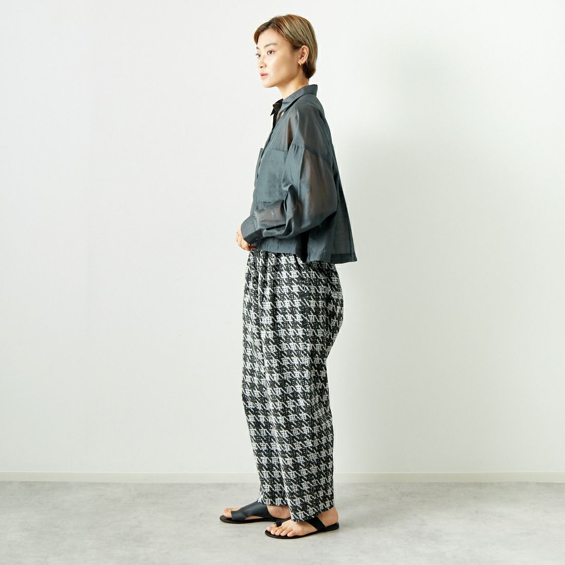 mizuiro ind [ミズイロインド] 千鳥プリントイージーパンツ [3-260042] 91 GRY/BLK &&モデル身長：160cm 着用サイズ：F&&