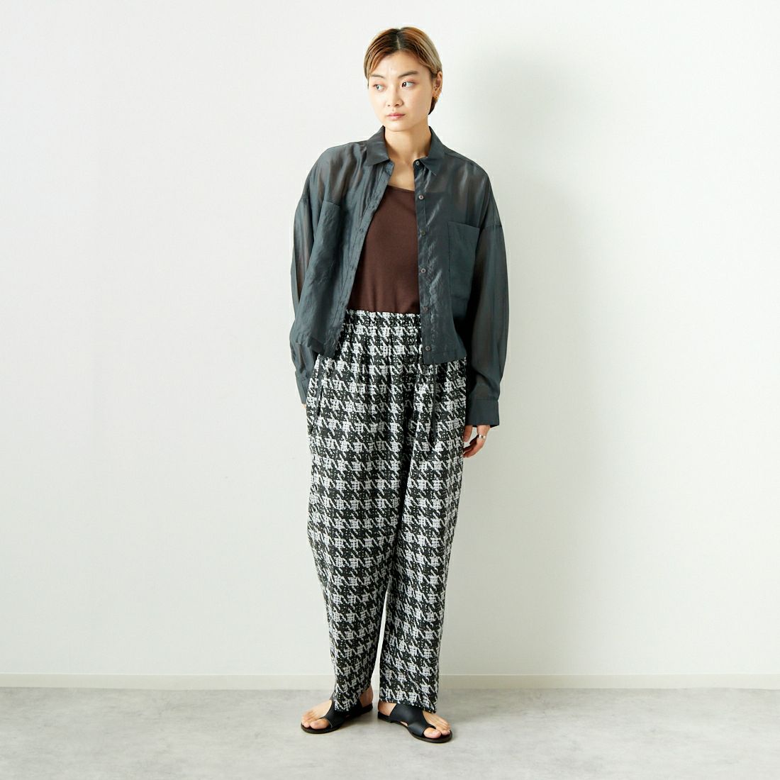 mizuiro ind [ミズイロインド] 千鳥プリントイージーパンツ [3-260042] 91 GRY/BLK &&モデル身長：160cm 着用サイズ：F&&