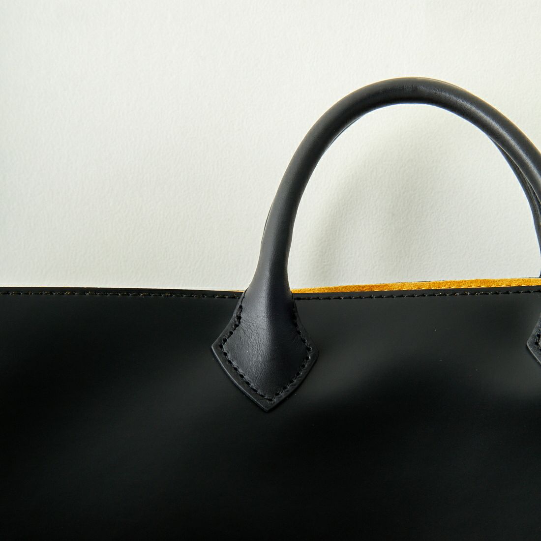 PIENI [ピエニ] レザーハンドバッグ [KOKO-M] MUSTA BK/N