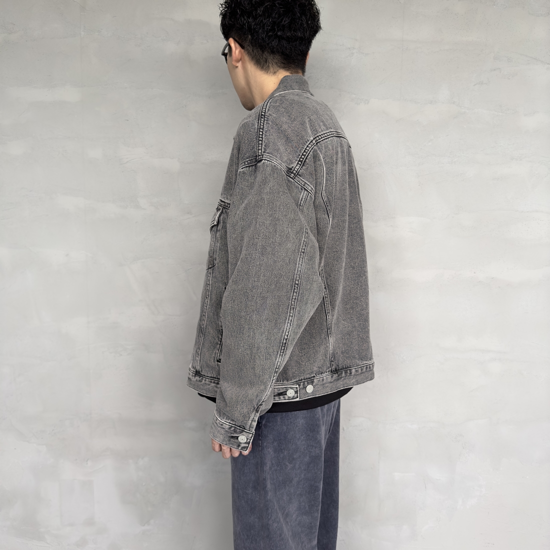 Noir Fabrik [ヌワールファブリック] デニムトラッカージャケット [NF-243-064] ACID BLK&&モデル身長：168cm 着用サイズ：L&&