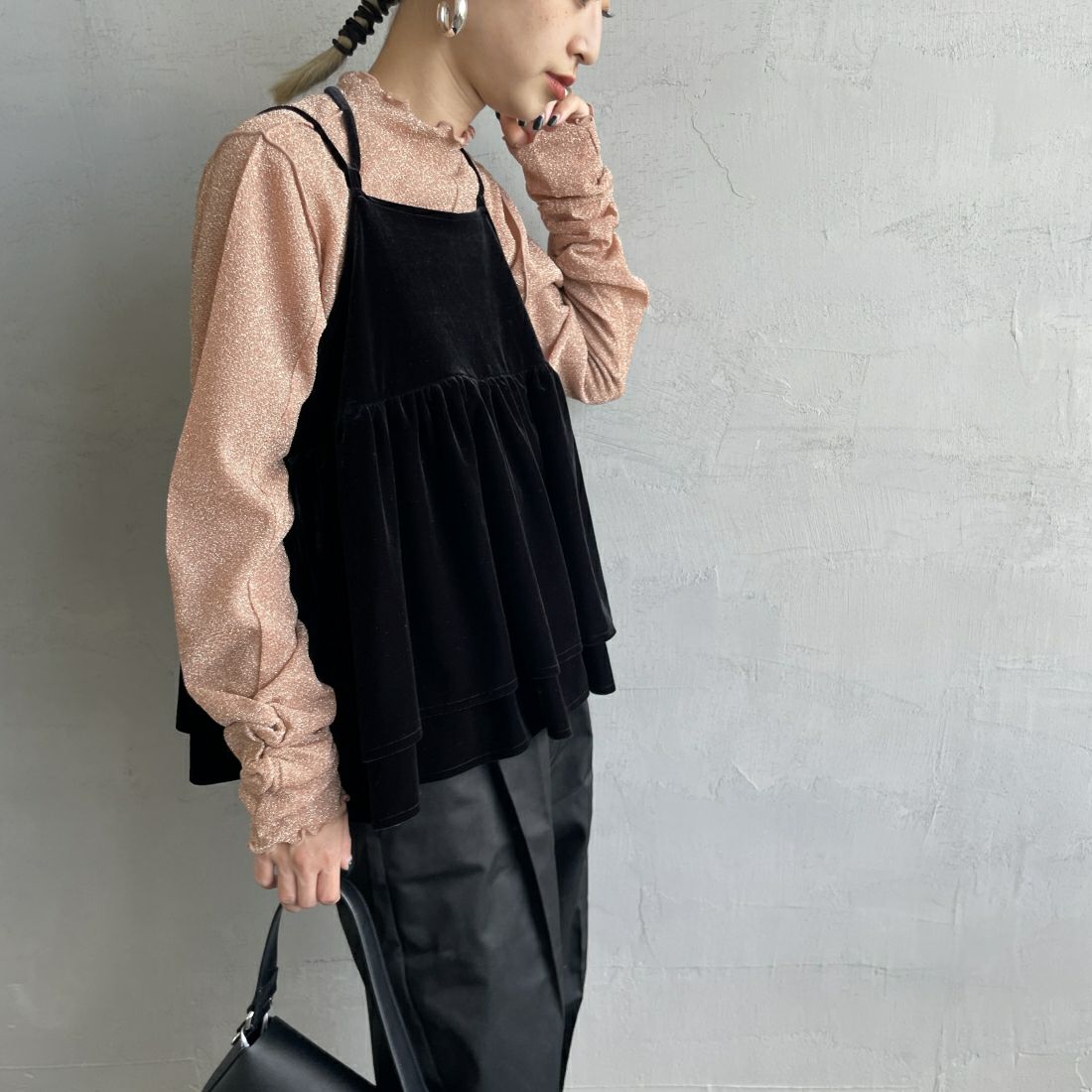 By/m [バイエム] ラメシアーハイネックカットソー [24132006] 22 P.BEIGE &&モデル身長：150cm 着用サイズ：F&&