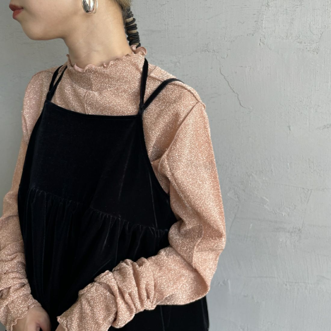 By/m [バイエム] ラメシアーハイネックカットソー [24132006] 22 P.BEIGE &&モデル身長：150cm 着用サイズ：F&&