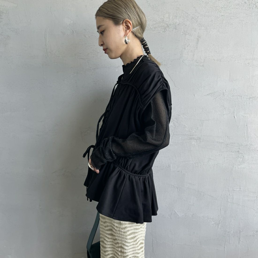 By/m [バイエム] ラメシアーハイネックカットソー [24132006] 09 BLACK &&モデル身長：150cm 着用サイズ：F&&