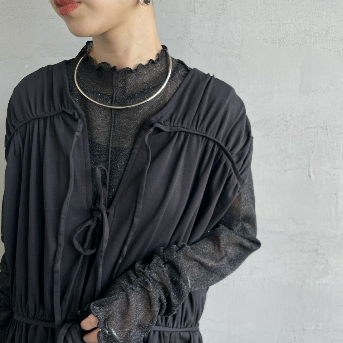 By/m [バイエム] ラメシアーハイネックカットソー [24132006] 09 BLACK &&モデル身長：150cm 着用サイズ：F&&