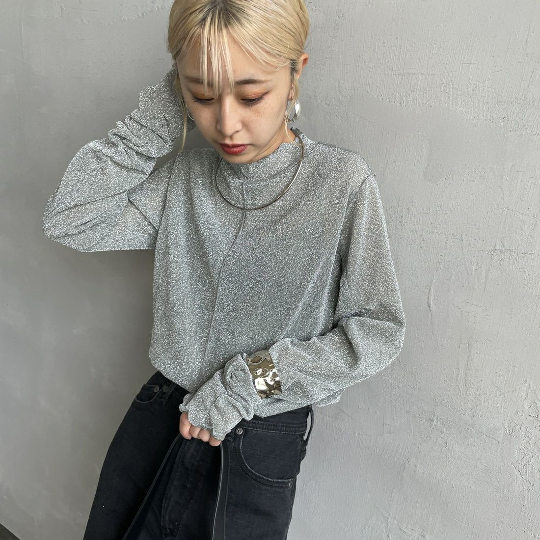 By/m [バイエム] ラメシアーハイネックカットソー [24132006] 07 GRAY &&モデル身長：150cm 着用サイズ：F&&
