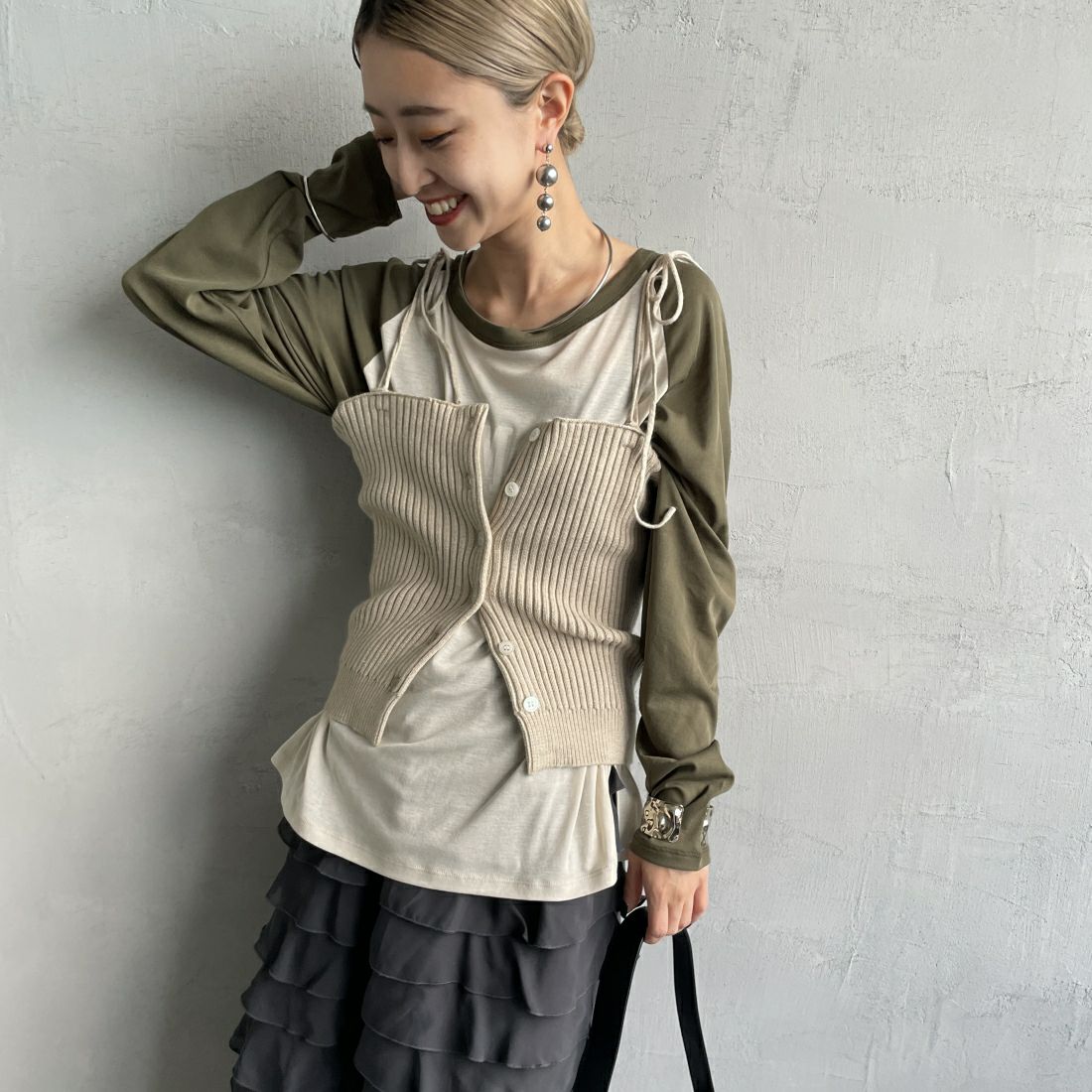By/m [バイエム] マルチWAY フロントボタン リブニットビスチェ [24131017] 22 BEIGE &&モデル身長：150cm 着用サイズ：F&&