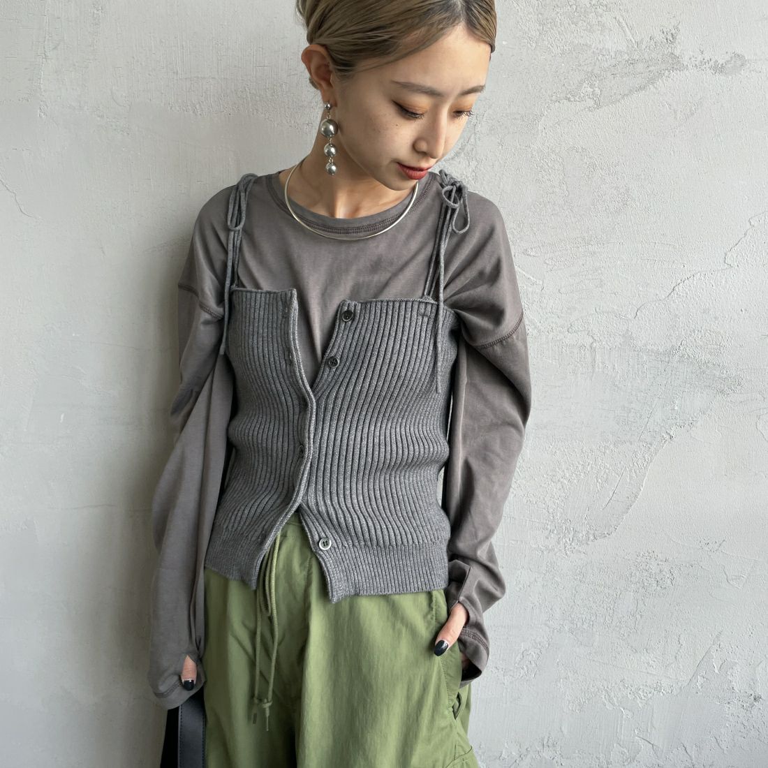 By/m [バイエム] マルチWAY フロントボタン リブニットビスチェ [24131017] 07 GRAY &&モデル身長：150cm 着用サイズ：F&&
