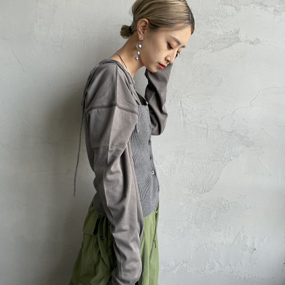 By/m [バイエム] マルチWAY フロントボタン リブニットビスチェ [24131017] 07 GRAY &&モデル身長：150cm 着用サイズ：F&&