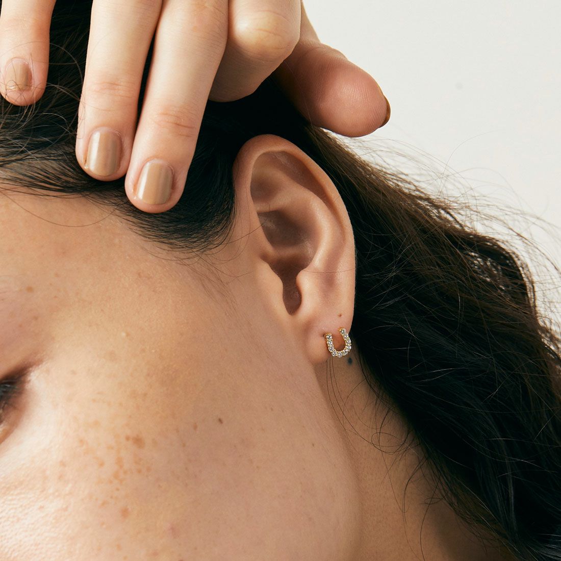 Baqless [バックレス] オネストリー アリーナピアス [CZ-AL-WH