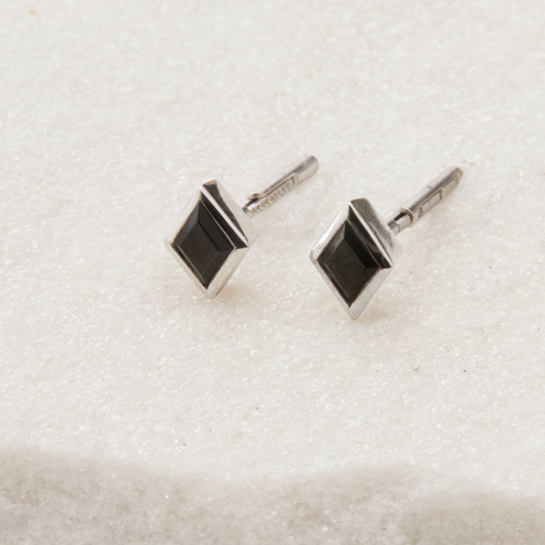 Baqless [バックレス] アミティー オニキスシルバーピアス [AM-ON-SV] SILVER