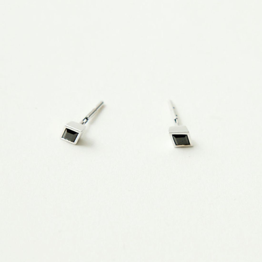 Baqless [バックレス] アミティー オニキスシルバーピアス [AM-ON-SV] SILVER