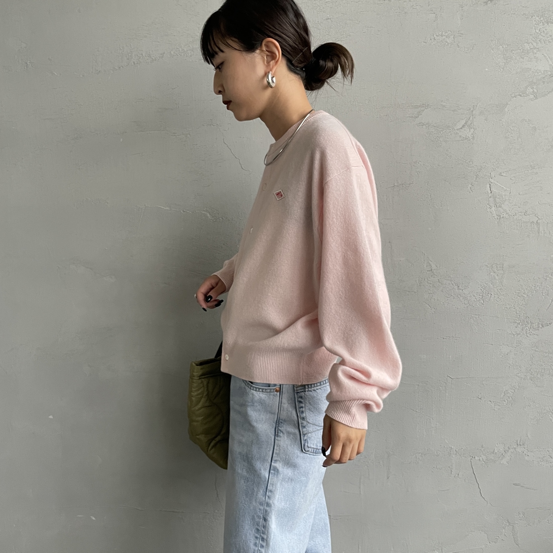 DANTON [ダントン] ラムウール クルーネックカーディガン [DT-D0031LMW] PALE PINK &&モデル身長：150cm 着用サイズ：34&&