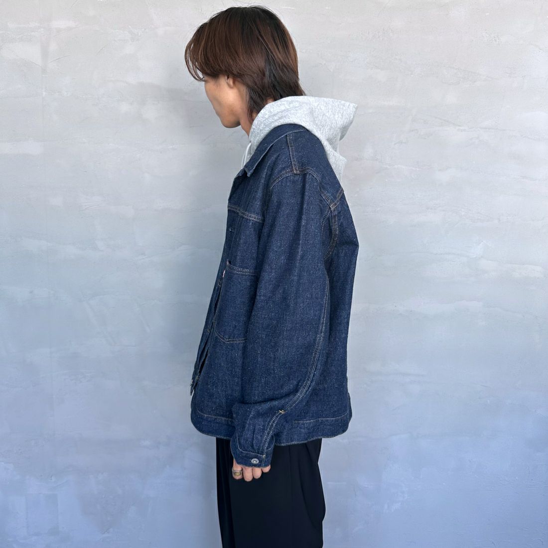 LEVI'S [リーバイス] TYPE1 トラッカージャケット [A3174-00] 02 ROLL UP&&モデル身長：179cm 着用サイズ：XL&&