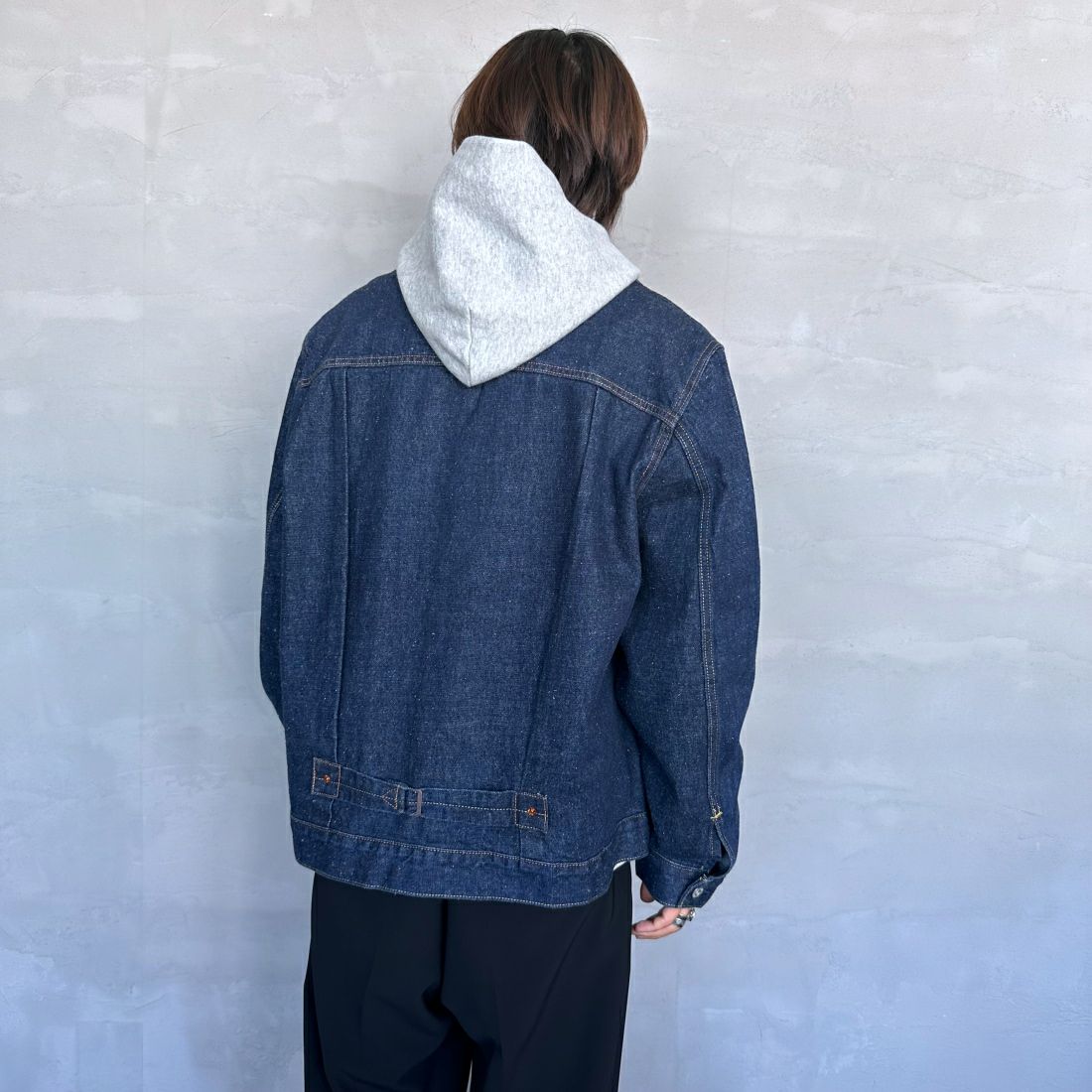 LEVI'S [リーバイス] TYPE1 トラッカージャケット [A3174-00] 02 ROLL UP&&モデル身長：179cm 着用サイズ：XL&&