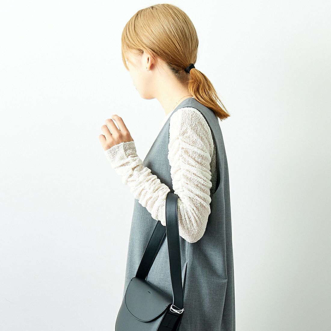 MICA&DEAL [マイカアンドディール] ディープUネックワンピース [0124304190] GRAY &&モデル身長：167cm 着用サイズ：F&&