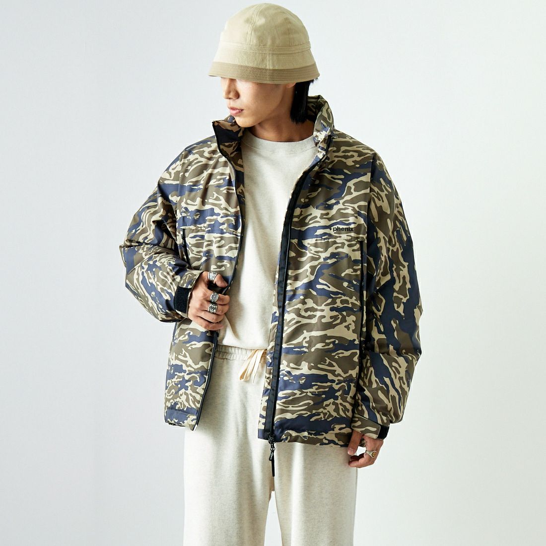 +phenix [プラスフェニックス] 別注 LEVEL7 ダウンジャケット [POO-24037IN-JF] CAMO &&モデル身長：179cm 着用サイズ：L&&