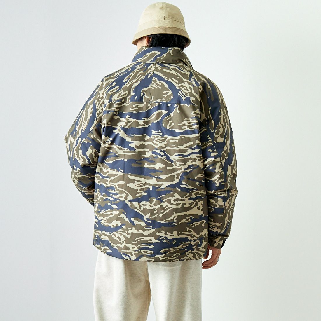 +phenix [プラスフェニックス] 別注 LEVEL7 ダウンジャケット [POO-24037IN-JF] CAMO &&モデル身長：179cm 着用サイズ：L&&