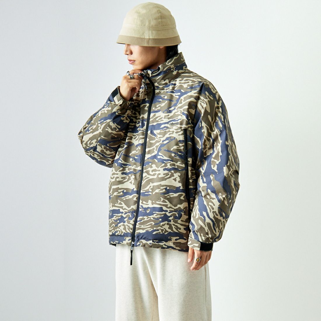 +phenix [プラスフェニックス] 別注 LEVEL7 ダウンジャケット [POO-24037IN-JF] CAMO &&モデル身長：179cm 着用サイズ：L&&