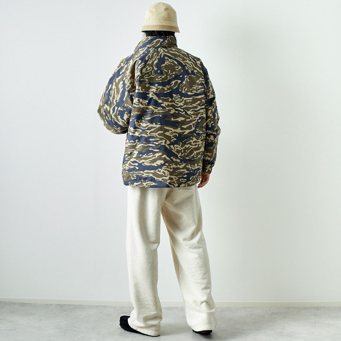 +phenix [プラスフェニックス] 別注 LEVEL7 ダウンジャケット [POO-24037IN-JF] CAMO &&モデル身長：179cm 着用サイズ：L&&
