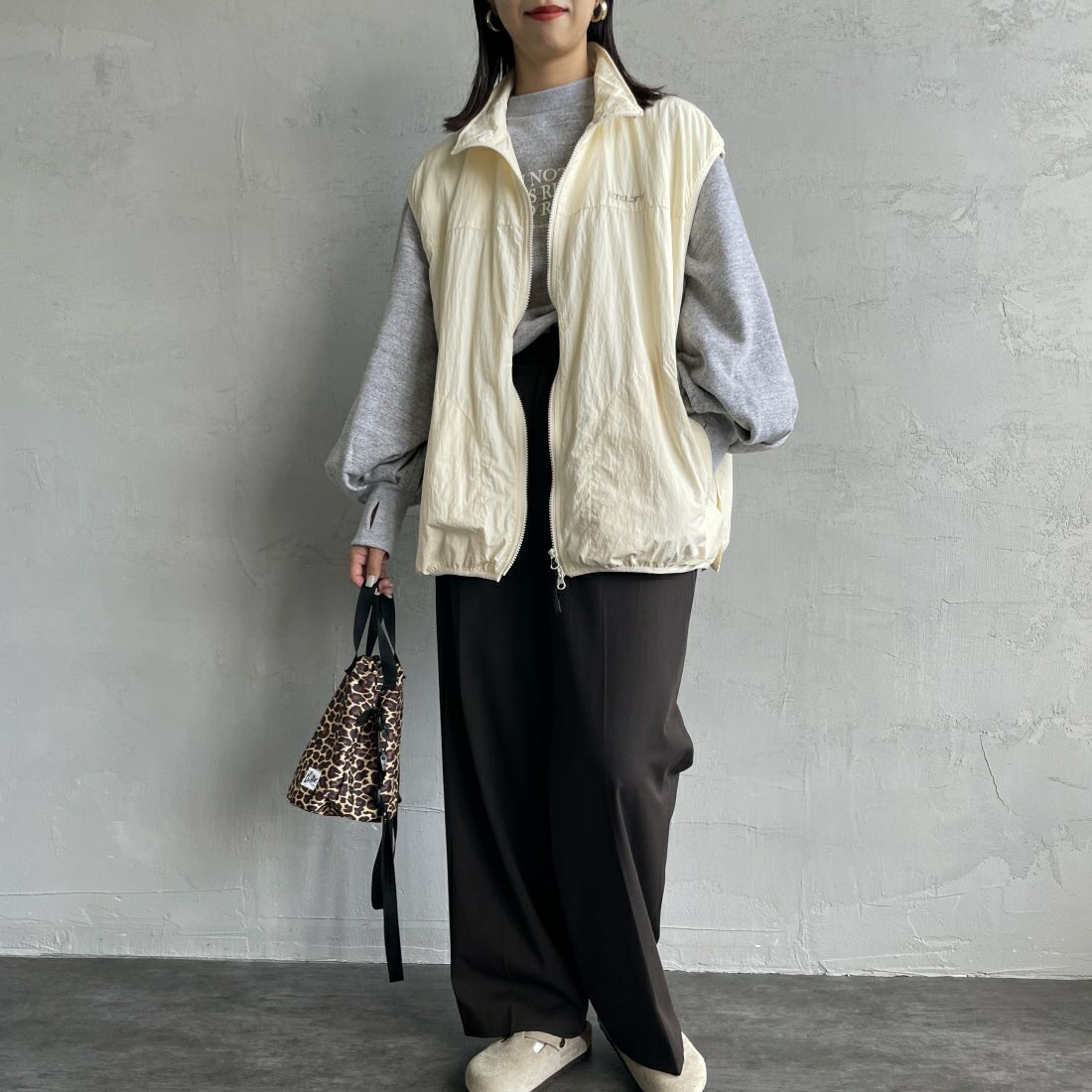 KELTY [ケルティ] 別注 中綿入り サイドスリットナイロンベスト [KE243W10IN02-JF] IVORY &&モデル身長：163cm 着用サイズ：M&&