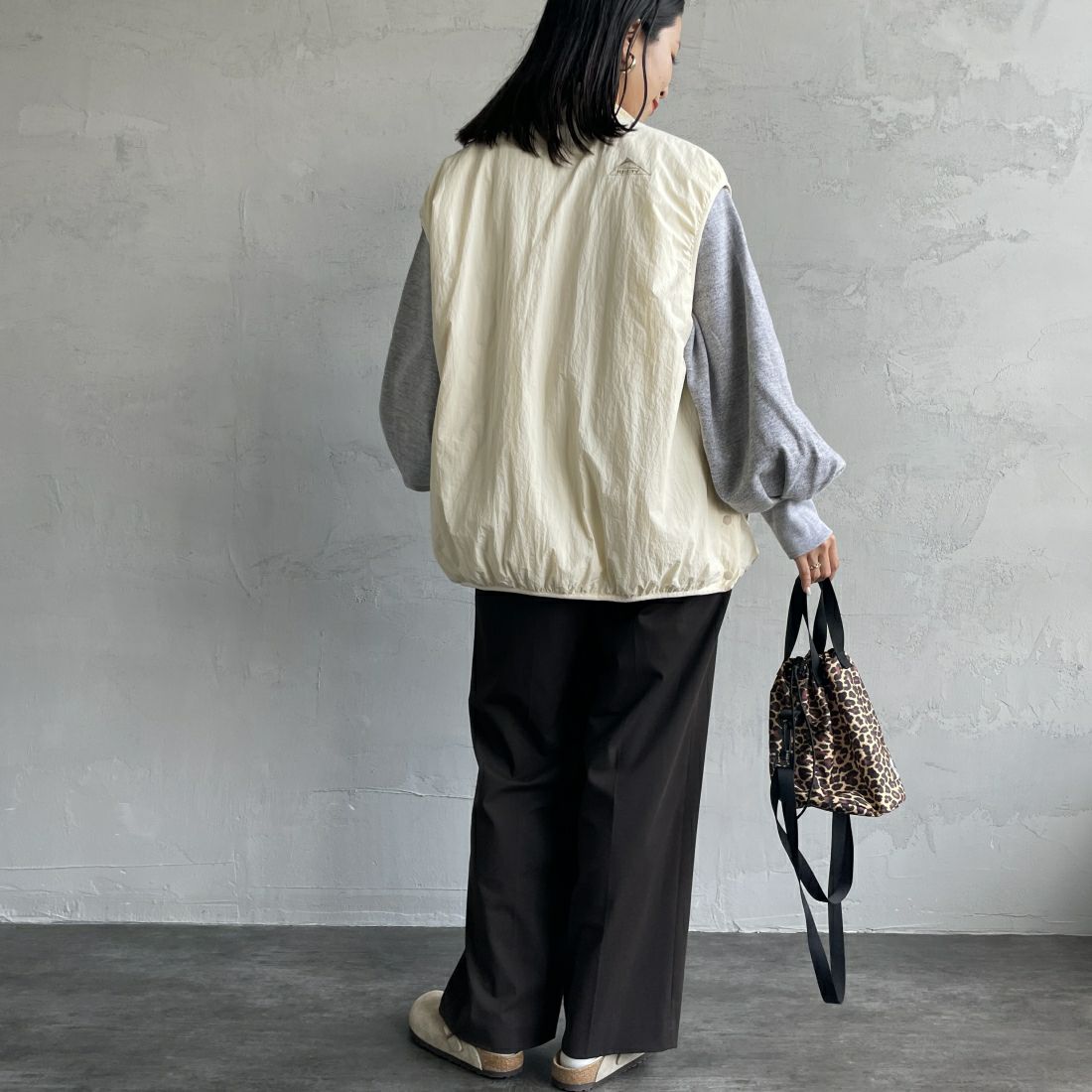 美品⭐︎45R ⭐︎ナイロン　ベスト　ブラウン 全方向ストレッチ深Vネックベスト 2サイズ トップス[品番