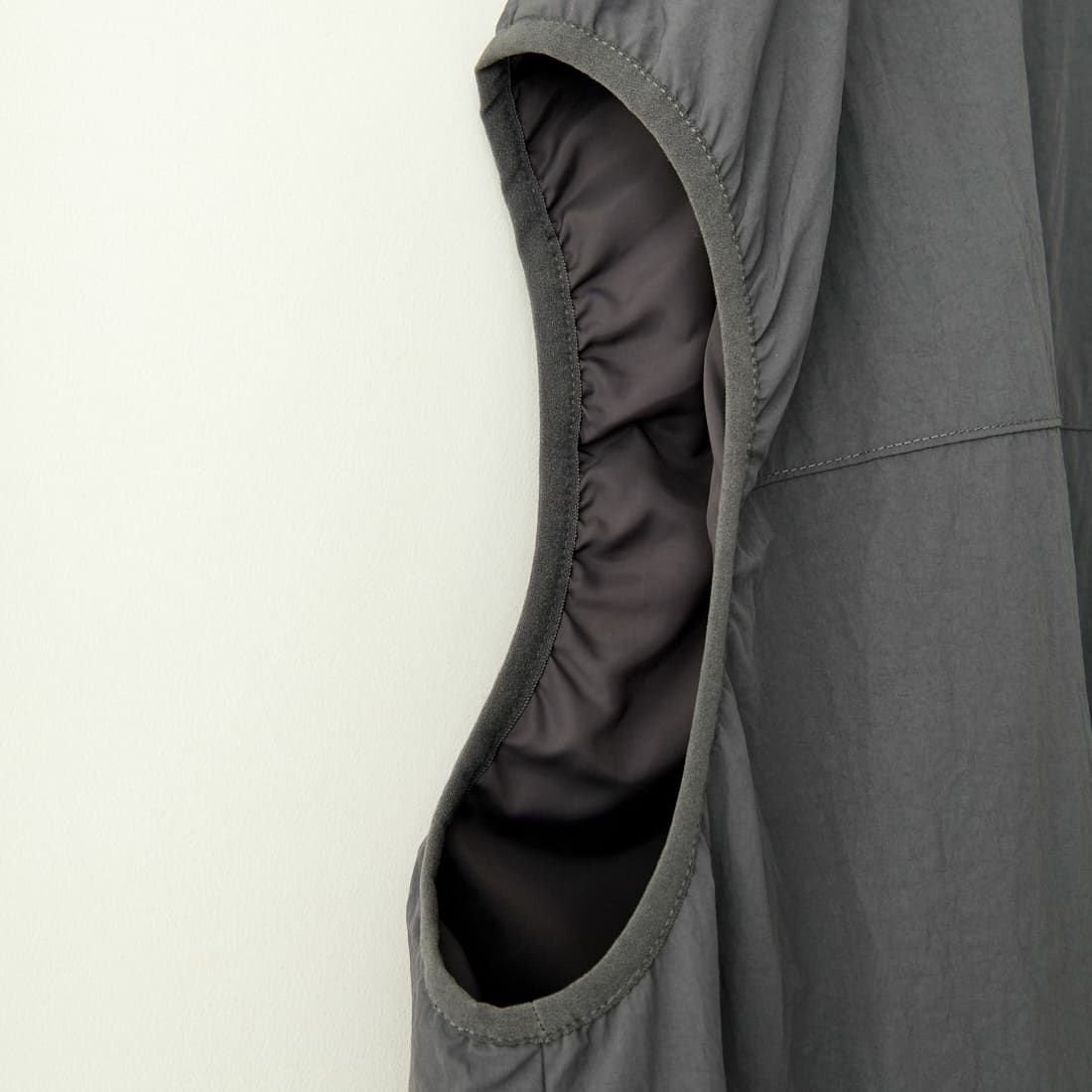 KELTY [ケルティ] 別注 中綿入り サイドスリットナイロンベスト [KE243W10IN02-JF] CHARCOAL
