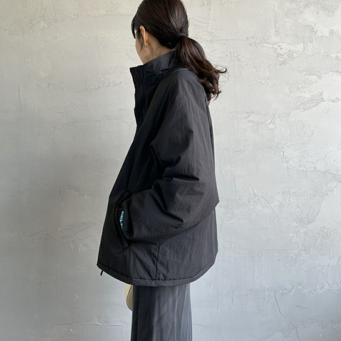 KELTY [ケルティ] 別注 中綿入り オーバーサイズナイロンジャケット [KE243W10IN01-JF] BLACK &&モデル身長：160cm 着用サイズ：M&&