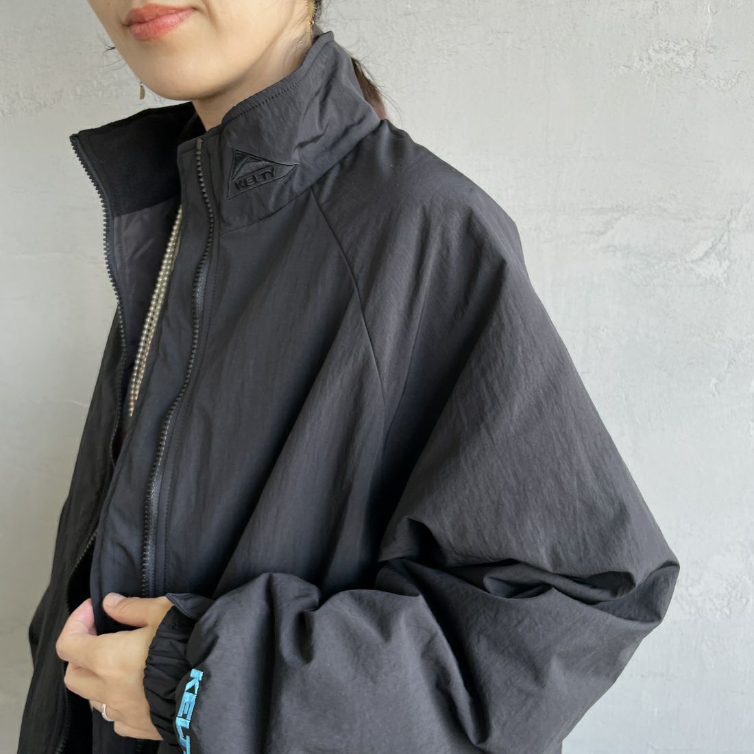 KELTY [ケルティ] 別注 中綿入り オーバーサイズナイロンジャケット [KE243W10IN01-JF] BLACK &&モデル身長：160cm 着用サイズ：M&&