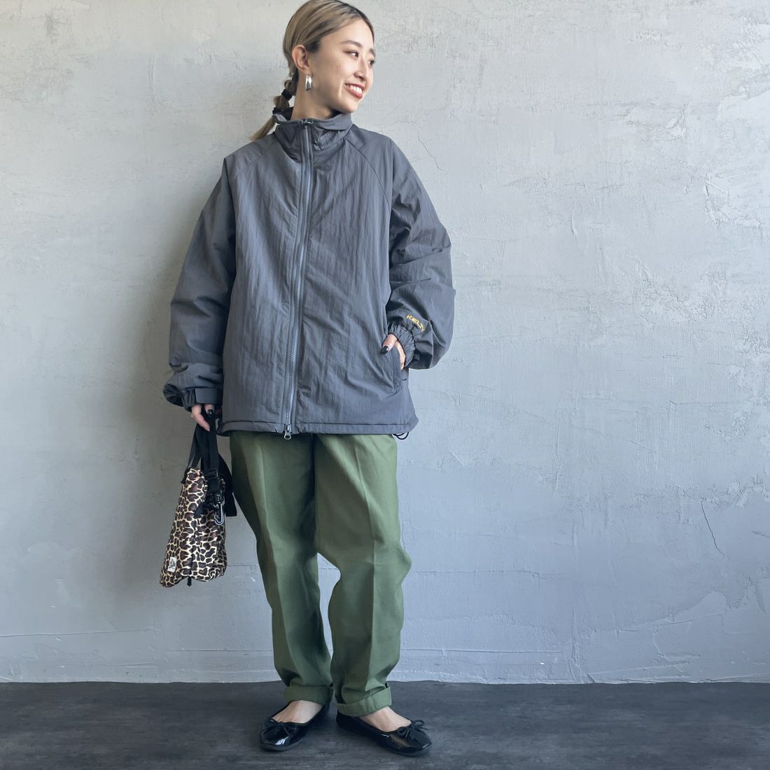 KELTY [ケルティ] 別注 中綿入り オーバーサイズナイロンジャケット [KE243W10IN01-JF] CHARCOAL&&モデル身長：150cm 着用サイズ：M&&