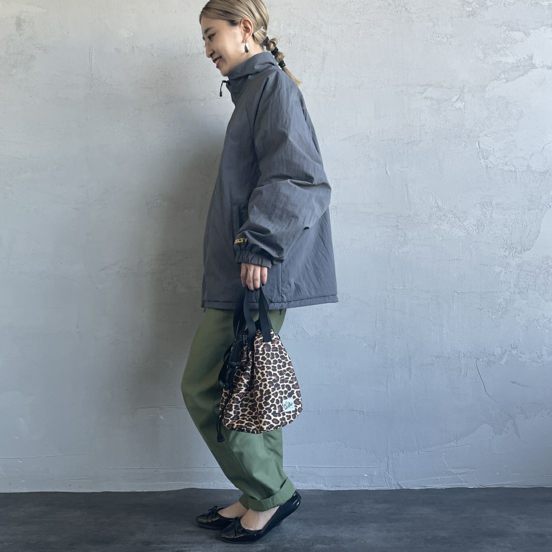 KELTY [ケルティ] 別注 中綿入り オーバーサイズナイロンジャケット [KE243W10IN01-JF] CHARCOAL&&モデル身長：150cm 着用サイズ：M&&