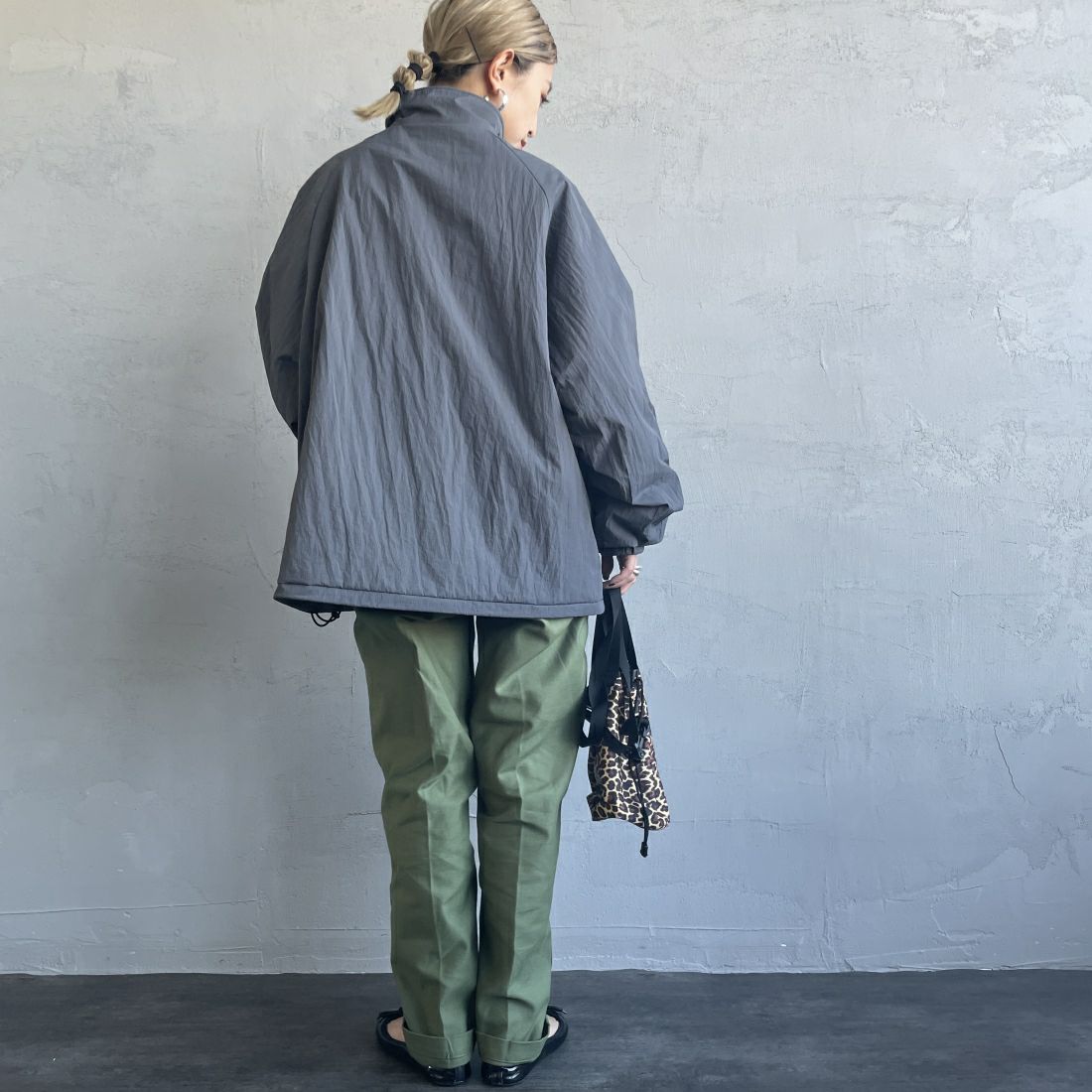KELTY [ケルティ] 別注 中綿入り オーバーサイズナイロンジャケット [KE243W10IN01-JF] CHARCOAL&&モデル身長：150cm 着用サイズ：M&&