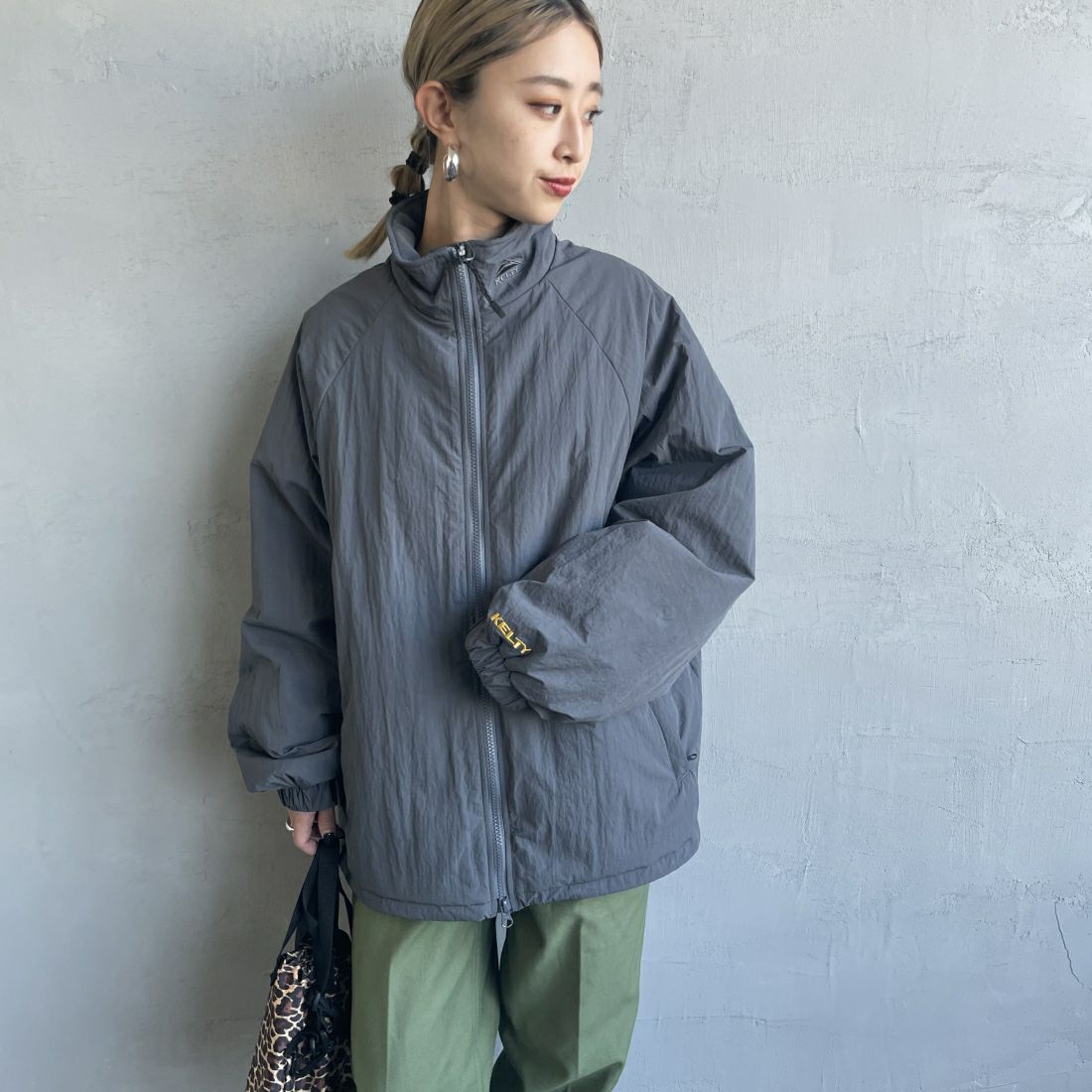 KELTY [ケルティ] 別注 中綿入り オーバーサイズナイロンジャケット [KE243W10IN01-JF] CHARCOAL&&モデル身長：150cm 着用サイズ：M&&