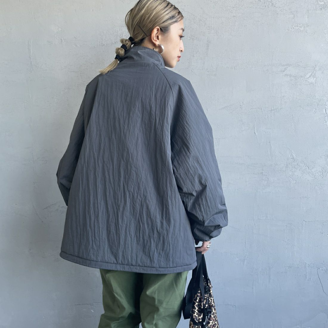 KELTY [ケルティ] 別注 中綿入り オーバーサイズナイロンジャケット [KE243W10IN01-JF] CHARCOAL&&モデル身長：150cm 着用サイズ：M&&