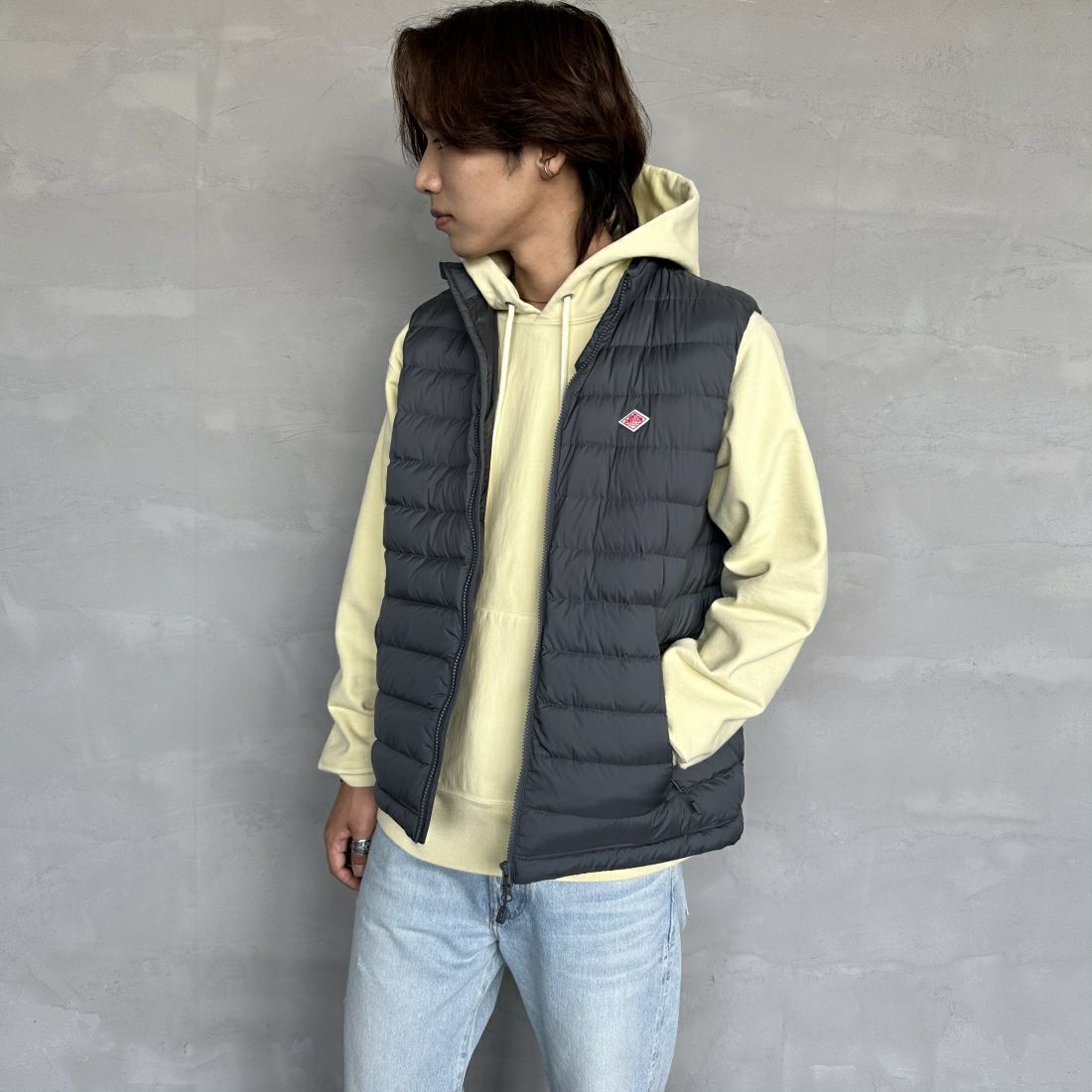 DANTON [ダントン] スタンドカラー ミドルダウンベスト [DT-A0565NRP] M.GREY &&モデル身長：179cm 着用サイズ：L&&