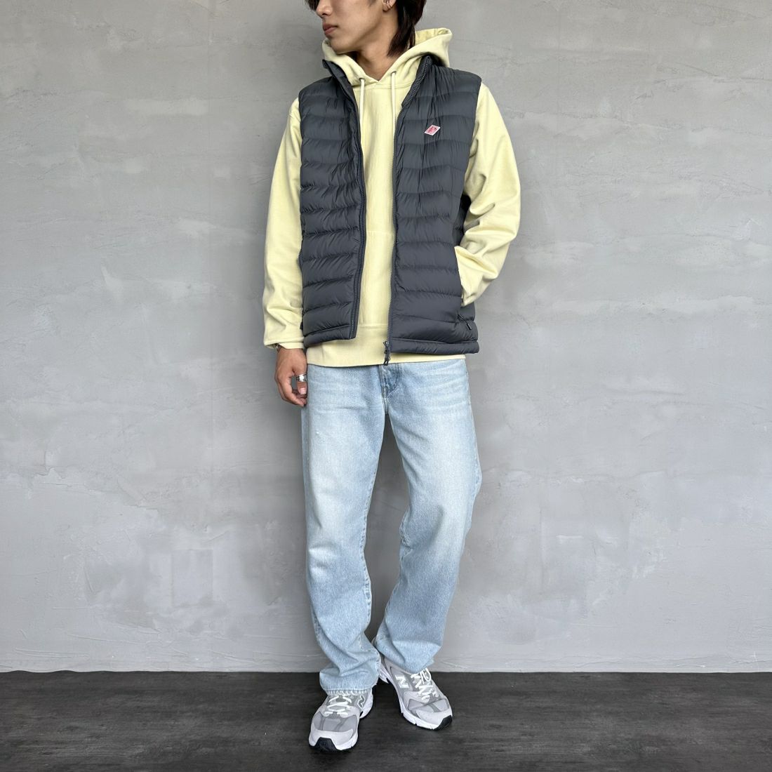 DANTON [ダントン] スタンドカラー ミドルダウンベスト [DT-A0565NRP] M.GREY &&モデル身長：179cm 着用サイズ：L&&