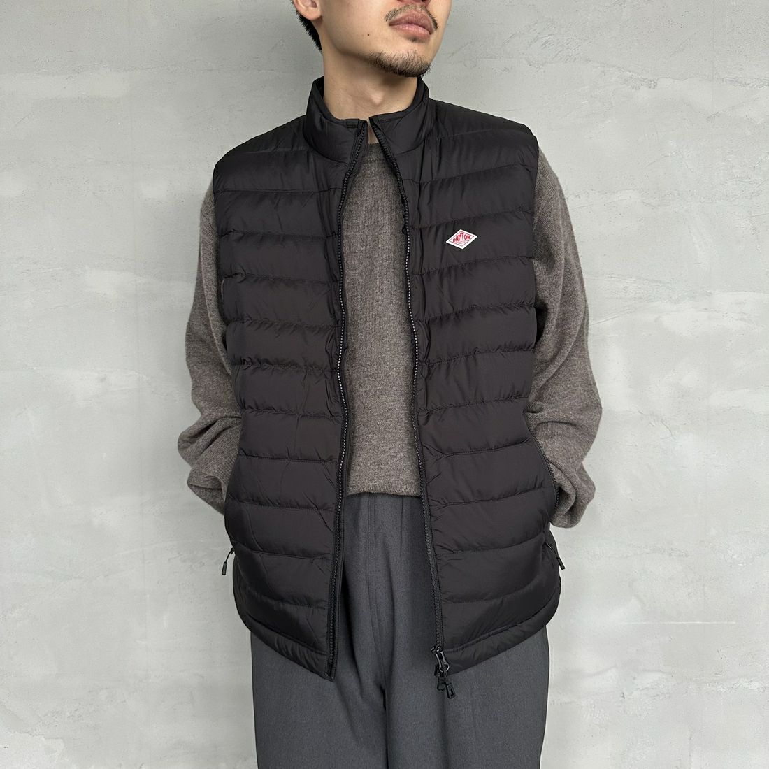 DANTON [ダントン] スタンドカラー ミドルダウンベスト [DT-A0565NRP] BLACK &&モデル身長：168cm 着用サイズ：L&&