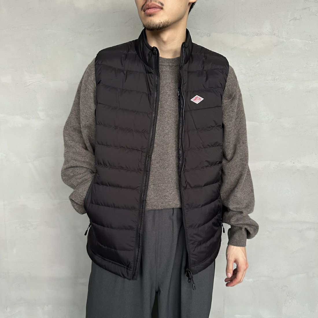DANTON [ダントン] スタンドカラー ミドルダウンベスト [DT-A0565NRP] BLACK &&モデル身長：168cm 着用サイズ：M&&