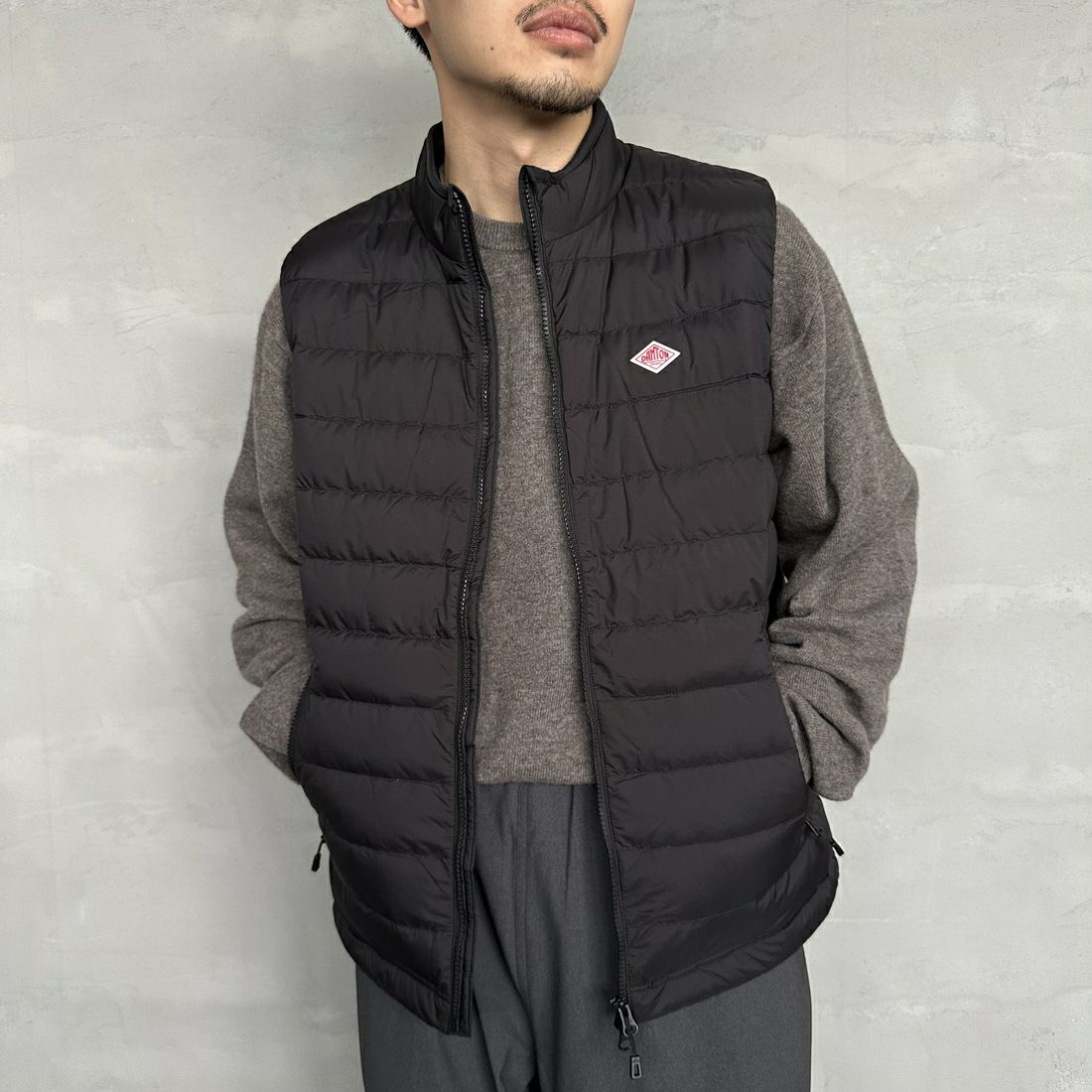 DANTON [ダントン] スタンドカラー ミドルダウンベスト [DT-A0565NRP] BLACK &&モデル身長：168cm 着用サイズ：M&&